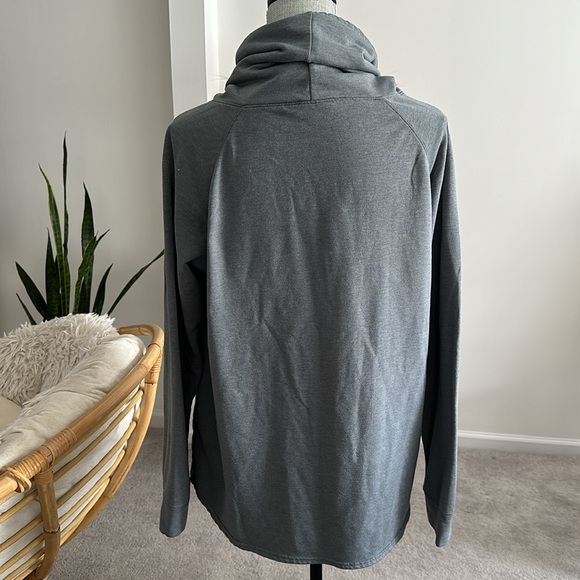 ☘️32 Degree Heat Sweater - Picture 3 of 3